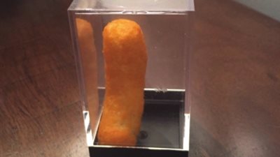 امرأة تعرض قطعة «شيتوس» وجدتها بغرفة ليدي جاجا في مزاد (صور)