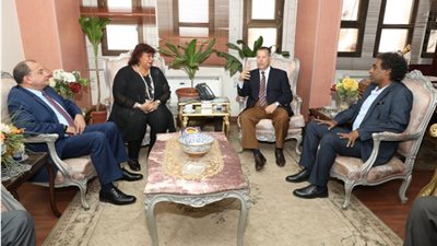 وزيرة الثقافة تصل إلى بني سويف لافتتاح معرض الكتاب بالجامعة