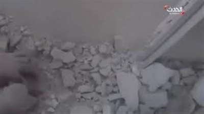 لحظة انتشال طفلة سورية من تحت الأنقاض في الغوطة الشرقية (فيديو)