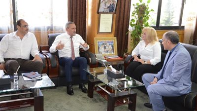 محافظ الإسماعيلية يكرم استشارى منطقة اليونيسيف