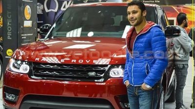 تداول صور لـ«أحمد حسن» يشترى سيارة «رانج روفر» جديدة