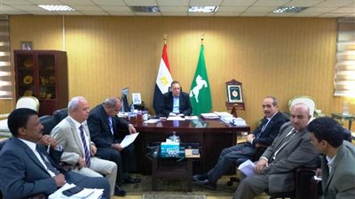 محافظ الشرقية يستعرض موقف 53 مشروعا بالصرف الصحي