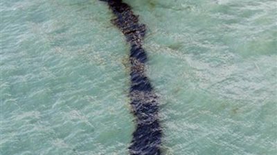 التحفظ على سفينة «قبرصية» بنويبع لتسريبها بقعة زيت