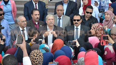 بالصور.. محافظ الإسماعيلية يحتوي أزمة طلاب مدرسة التمريض