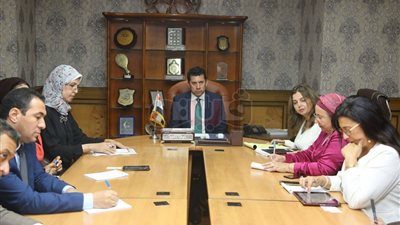 وزير الرياضة يبحث وضع استراتيجية وطنية للشباب (صور)