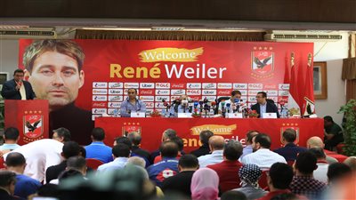 الأهلي يقدم مدربه الجديد في مؤتمر صحفي.. الجهاز الفني يعقد جلسة مع لجنة التخطيط بحضور الخطيب.. طه إسماعيل يكشف رفض مدربين عالميين وسر اختيار فايلر.. المدرب السويسري يتحدث عن طموحه مع الأحمر