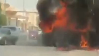 رد فعل سائق لحظة اشتعال النيران في سيارة بجوار منزل (فيديو)
