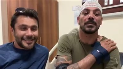 شاهد.. أول فيديو لعمرو زكي بعد الحادث ورسالته للجماهير