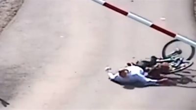 عجوز يتعرض لحادث مروع أثناء قيادته دراجته الهوائية (فيديو)