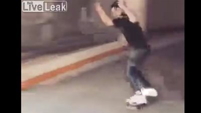 سقوط مروع لشاب حاول استعراض مهاراته بالاسكوتر الذكي (فيديو)