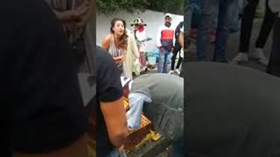 سائحة أمريكية تصاب بهستيريا لرؤية بيع الفراخ حية في المغرب (فيديو)