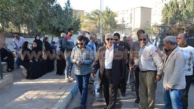 بالصور.. محافظ الإسماعيلية على رأس حملة مكبرة لنظافة المقابر بحي ثان