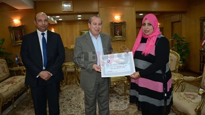 محافظ دمياط يكرم رئيسة قرية رفضت رشوة مالية (صور)