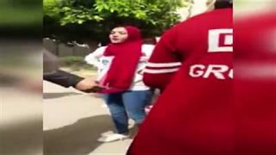 موظف بـ«آداب الزقازيق» يضرب طالبة حتى تفقد وعيها (فيديو)