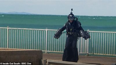 رجل يخترع بدلة تطير كالأبطال الخارقين (فيديو وصور)