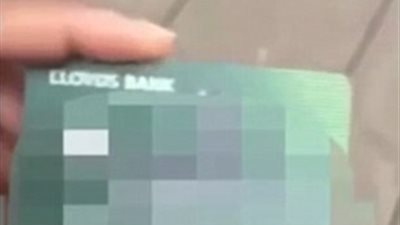 وقاحة امرأة تصور نفسها تنفق مال بطاقة خصومات عثرت عليها (فيديو)