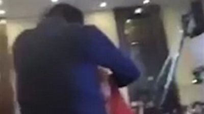 صدمة شاب لتقبيل والده عروسه بطريقة مريبة (فيديو وصور)