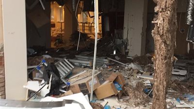 عامل يحطم واجهة فندق لخلافات مالية (فيديو وصور)