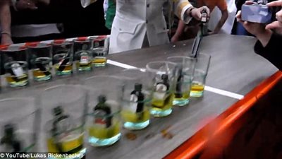 رجل يسقط 400 زجاجة على طريقة الدومينو (فيديو وصور)