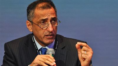 رجال الأعمال يرفضون تصريحات محافظ البنك المركزي بعدم خروج الاستثمارات.. «مستثمرو أكتوبر»: مسيئة للاستثمار.. «شعبة السيارات»: سياسات «عامر» وراء تخفيض حجم استيراد مستلزمات