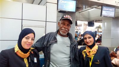 داني جلوفر يغادر القاهرة إلى نيويورك