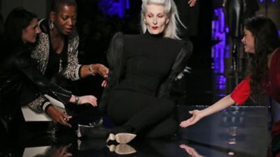 بالصور.. أشهر خمس سقطات لعارضات الأزياء على المسرح