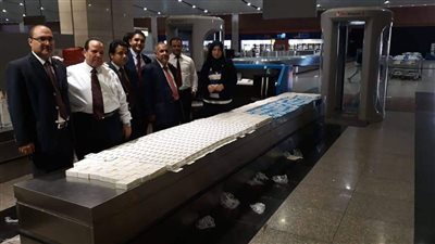 ضبط سعودي حاول تهريب أدوية داخل عبوات مياه زمزم بمطار القاهرة (صور)