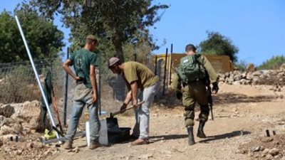 مستوطنون يجرفون أراضي غرب بيت لحم بمساندة قوات الاحتلال (صور)