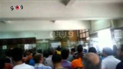 بالفيديو.. استياء وتزاحم  ببريد طنطا بعد تعطل شبكة الإنترنت