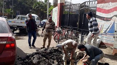 انقطاع المياه بشارع نشأت تقاطع الهرم بالجيزة لانكسار ماسورة (صور)