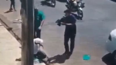 رد فعل لا يصدق لامرأة ركض لص من أمامها (فيديو)