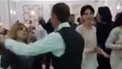رد فعل امرأة شاهدت زوجها يرقص مع أخرى (فيديو)