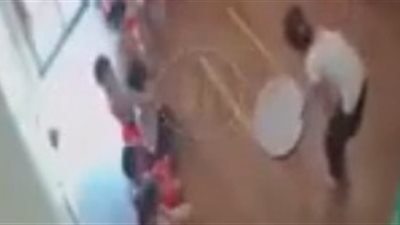 معلمة تشعل النيران بالخطأ في الأطفال (فيديو)