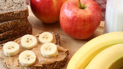 التفاح والموز والخروب ثلاثية الحفاظ على الصحة في رمضان