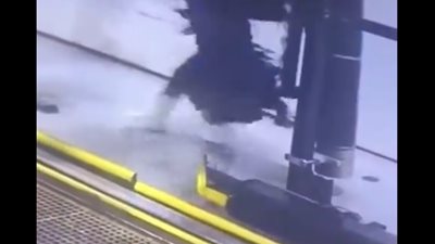 نهاية مروعة لعامل في محطة وقود (فيديو)