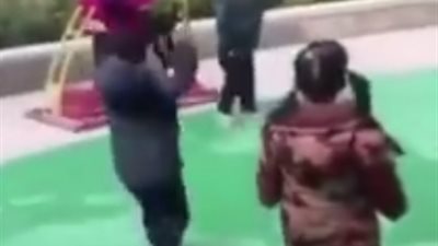 رد فعل غير متوقع لطفل تركته صديقته ورحلت (فيديو)