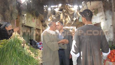 بالصور.. نائب وزير الإسكان يتفقد سوق منشية ناصر لبحث تطويرها