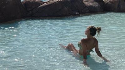 نيكول سابا تودع الصيف بالمايوه الأخضر (صور)