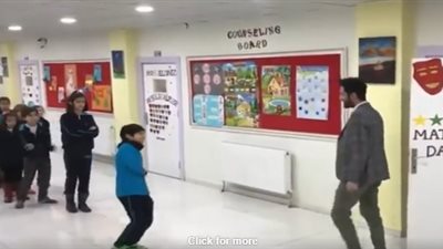 معلم تركي يستقبل طلابه على طريقته الخاصة (فيديو)