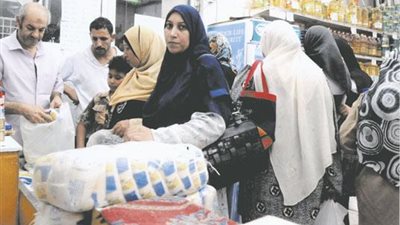 تسليم كميات من الأرز والزيت لبقالى التموين