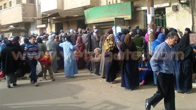 معاناة أصحاب المعاشات أمام مكتب بريد «الفشن» ببني سويف.. المسنون ينتظرون لفترات طويلة وسط برودة الجو.. سميرة: «إحنا بنتذل علشان ناخد المعاش».. يونس: «رحلة عذاب شهرية».. و