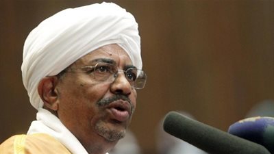 بعد مدير المخابرات.. البشير يقيل رئيس أركان الجيش السودانى