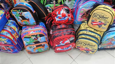 أسعار مختلف أنواع شنط المدارس في المحال (فيديو وصور)