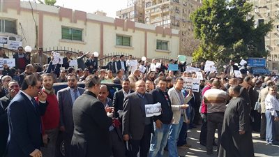 بالصور.. موظفو الائتمان الزراعي يطالبون بإقالة رئيس البنك