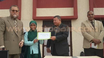 بالصور.. مدرس يحتفل بفوز تلميذته بلقب الإذاعي الصغير في جنوب سيناء