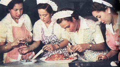 تعليم الفتاة إدارة المنزل والطبخ في مصنع الزوجات