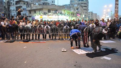 بالصور.. متظاهرو شبرا يؤدون صلاة المغرب فى حماية الأقباط