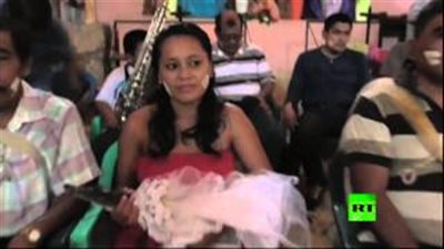 بالفيديو.. احتفالات بزواج عمدة مدينة بالمكسيك من تمساح صغير