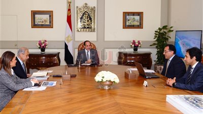 تفاصيل اجتماع السيسي مع الحكومة بشأن المدن الجديدة.. الرئيس يكلف بمواصلة العمل لتنفيذ الإنشاءات الجارية.. يؤكد على الالتزام بأعلى معايير الجودة.. ويشدد على توفير مستوى معيشة راقِ ومتطور