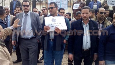 بالصور.. وقفة احتجاجية لموظفي بنك الائتمان الزراعي بشارع الوزارة